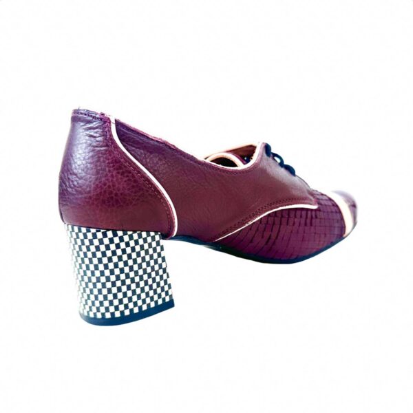 zapato de mujer de taco bajo burdeos. Con cordón Berlin. Lobe spain. 02