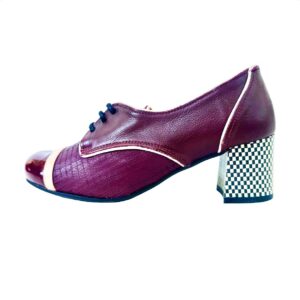 zapato de mujer de taco bajo burdeos. Con cordón Berlin. Lobe spain. 01