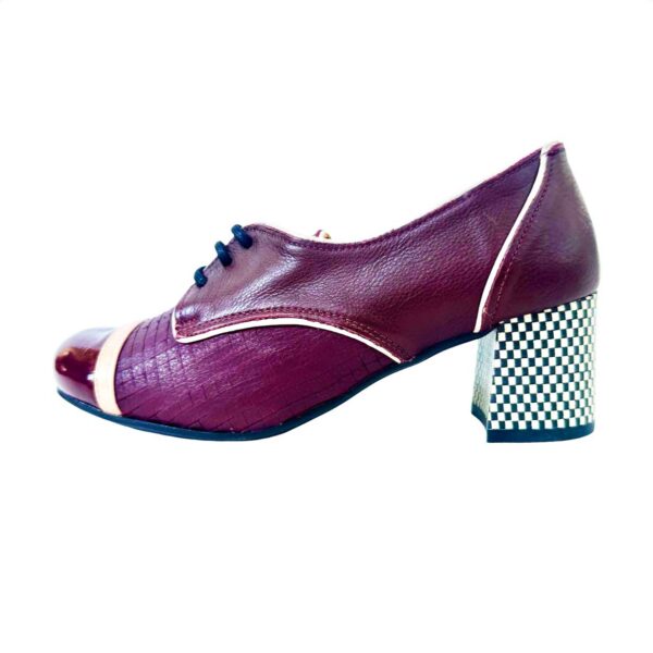 zapato de mujer de taco bajo burdeos. Con cordón Berlin. Lobe spain. 01