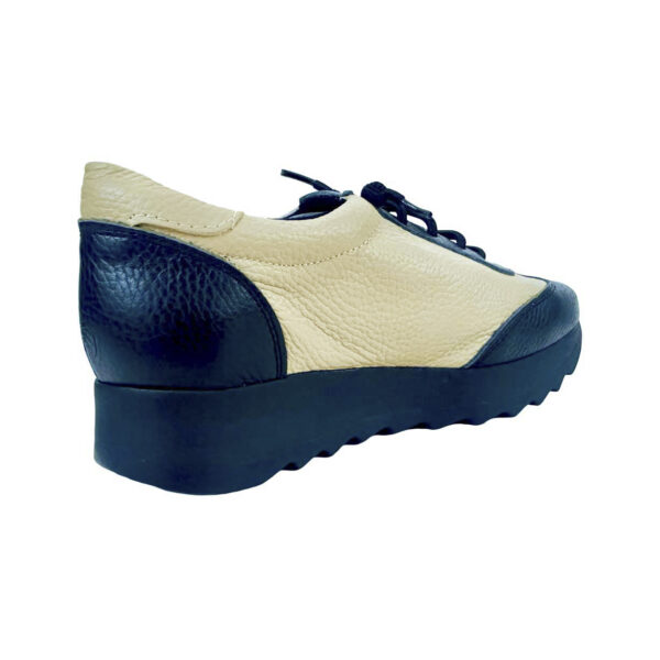 Zapato de piel de mujer. Deportiva sin cordones en beige y negro. Sport Classic . LOBE Spain 02