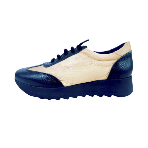 Zapato de piel de mujer. Deportiva sin cordones en beige y negro. Sport Classic . LOBE Spain 01