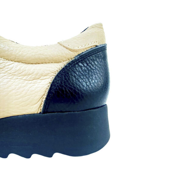 Zapato de piel de mujer. Deportiva sin cordones en beige y negro. Sport Classic . LOBE Spain 05