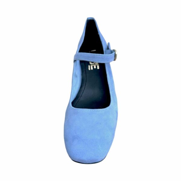 Zapato de piel de mujer de tacón bajo en ante azul lavanda. Modelo Camila Lavanda. 03