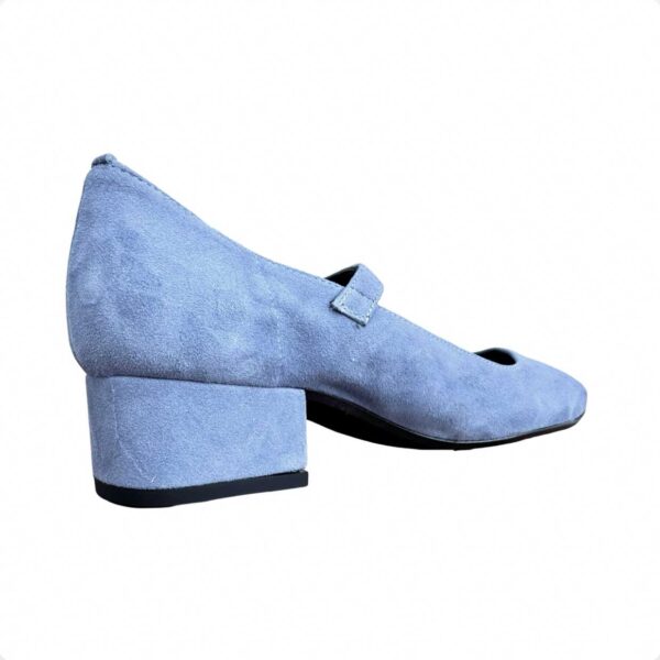 Zapato de piel de mujer de tacón bajo en ante azul lavanda. Modelo Camila Lavanda. 02
