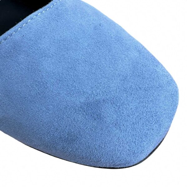 Zapato de piel de mujer de tacón bajo en ante azul lavanda. Modelo Camila Lavanda. 04