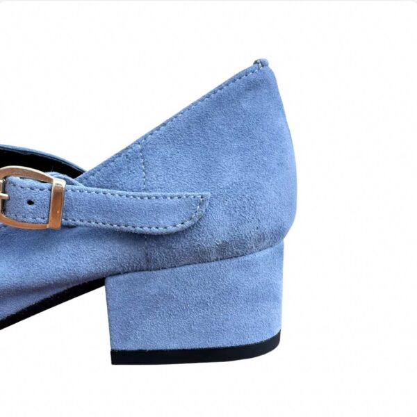 Zapato de piel de mujer de tacón bajo en ante azul lavanda. Modelo Camila Lavanda. 05
