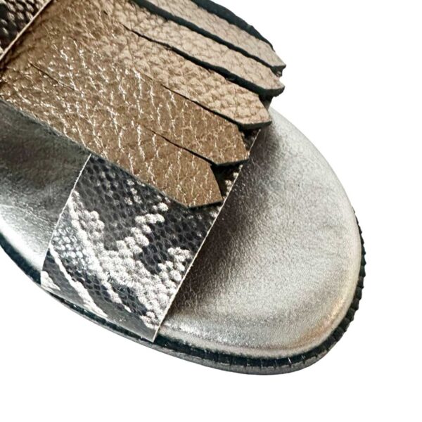 sandalia de piel de tacon bajo con hebilla y piel animal print y flecos metalizados Claudia. LOBE Spain. 04