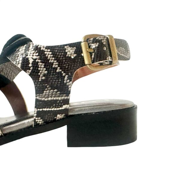 sandalia de piel de tacon bajo con hebilla y piel animal print y flecos metalizados Claudia. LOBE Spain.05