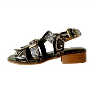 sandalia de piel de tacon bajo con hebilla y piel animal print y flecos verdes 01