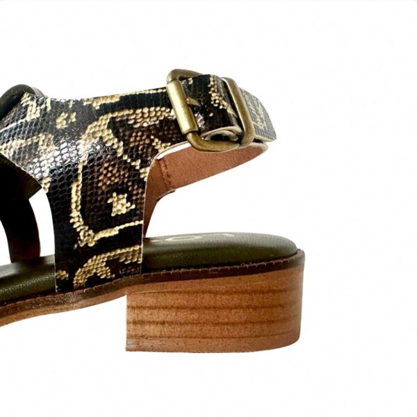 sandalia de piel de tacon bajo con hebilla y piel animal print y flecos verdes Claudia. LOBE Spain. 05
