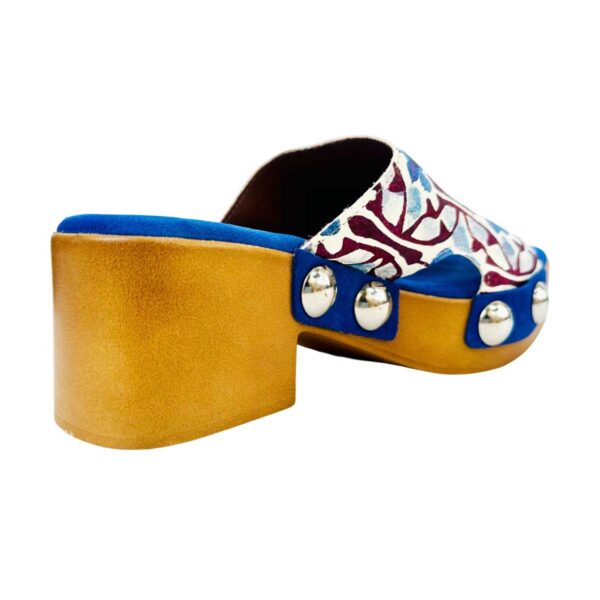 Sandalia zueco ligero de piel con motivo floral con plantilla de gel forrada en piel serraje azul añil. 02