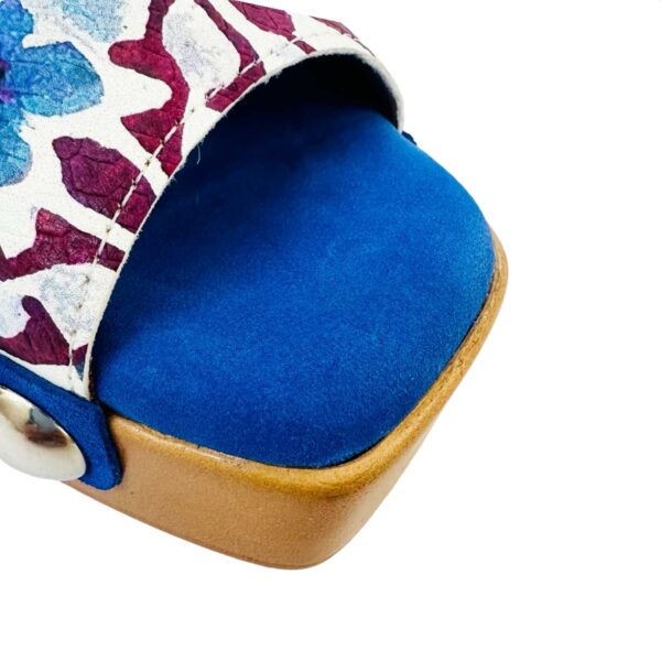 Sandalia zueco ligero de piel con motivo floral con plantilla de gel forrada en piel serraje azul añil. 04