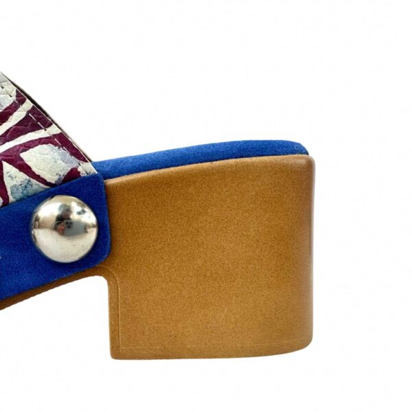 Sandalia zueco ligero de piel con motivo floral con plantilla de gel forrada en piel serraje azul añil. 05