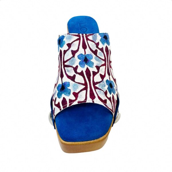Sandalia zueco ligero de piel con motivo floral con plantilla de gel forrada en piel serraje azul añil. 03