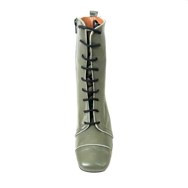Zapato de piel de mujer de tacón bajo. Botín de media caña verde con cremallera interior cordón delantero. 03