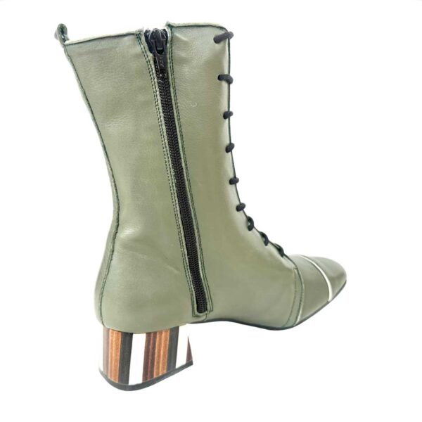 Zapato de piel de mujer de tacón bajo. Botín de media caña verde con cremallera interior cordón delantero. 02
