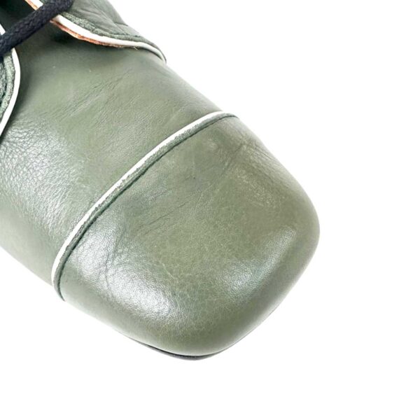 Zapato de piel de mujer de tacón bajo. Botín de media caña verde con cremallera interior cordón delantero. 04