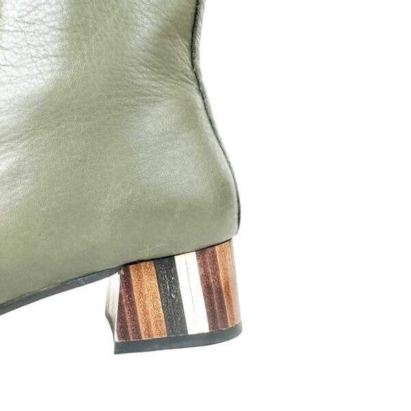 Zapato de piel de mujer de tacón bajo. Botín de media caña verde con cremallera interior cordón delantero. 05