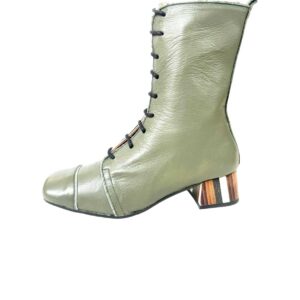 Zapato de piel de mujer de tacón bajo. Botín de media caña verde con cremallera interior cordón delantero. 01