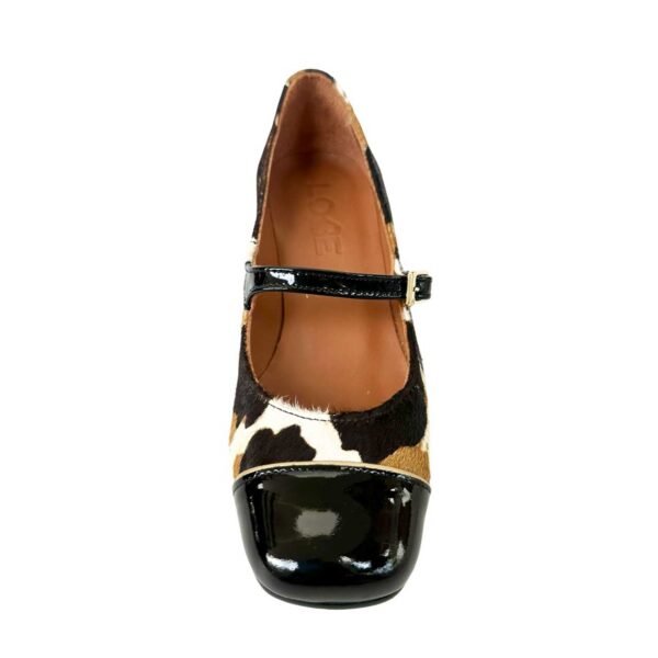 Zapato de piel en pelo de mujer de tacón bajo. animal Print. Pony Chess. LOBE Spain 03