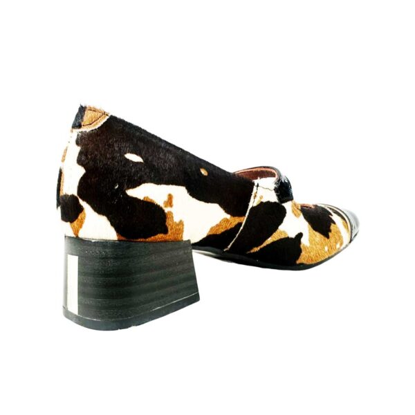 Zapato de piel en pelo de mujer de tacón bajo. animal Print. Pony Chess. LOBE Spain 02