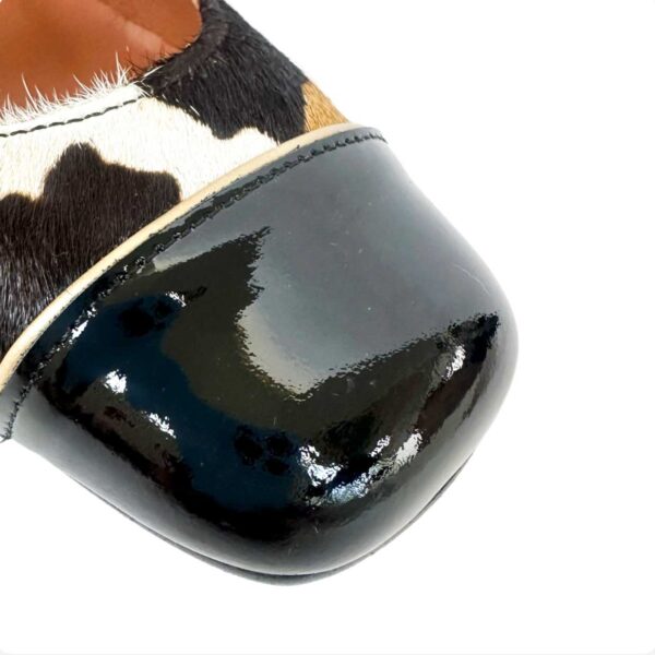 Zapato de piel en pelo de mujer de tacón bajo. animal Print. Pony Chess. LOBE Spain 04