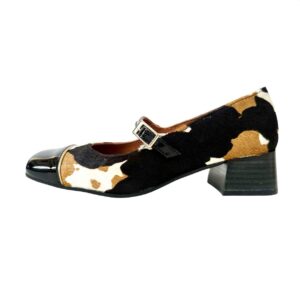 Zapato de piel en pelo de mujer de tacón bajo. animal Print. Pony Chess. LOBE Spain 01