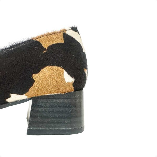 Zapato de piel en pelo de mujer de tacón bajo. animal Print. Pony Chess. LOBE Spain 05