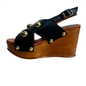 Zapato de mujer en piel. Sandalia negra con tachuelas doradas y correa. Tacón de cuña con gran plataforma. Vesta. LOBe Spain 01